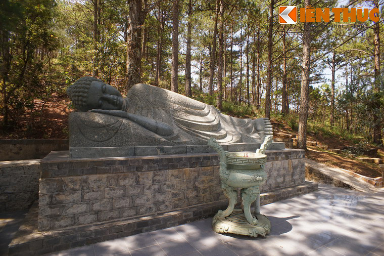 Tượng Phật nhập Niết bàn được bài trí trên triền đồi.
