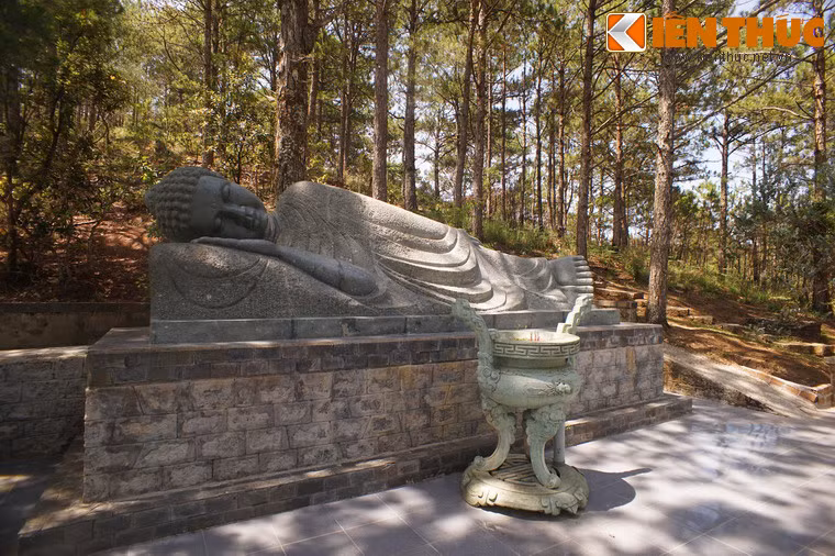 Tượng Phật nhập Niết bàn được bài trí trên triền đồi.