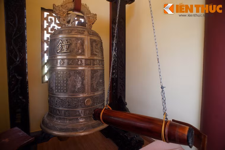 Quả đại hồng chung đặt trong một gian chái của chính điện.