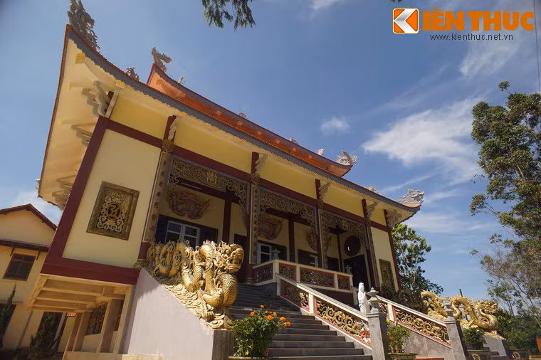 Chính điện nằm cao hơn mặt nền, có hai dãy bậc cấp với lan can hình rồng dẫn lên ở hai bên. Đây là đặc điểm kiến trúc Phật giáo miền Nam thập niên 1960-1970.