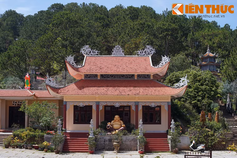 Công trình sau cùng là nhà thờ Tổ thờ Tổ Sư Bồ Đề Đạt Ma, dựa lưng vào một mỏm đồi với rừng thông bao phủ.