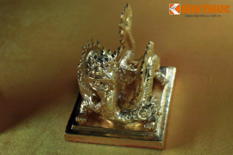 4. Núm hình rồng trên ấn Sắc Mệnh Chi Bảo. Ấn đúc bằng vàng ròng, mặt có 4 chữ triện "Sắc Mệnh Chi Bảo", được dùng để ban cấp cáo sắc cho văn võ cùng phong tặng thần và người dưới triều Nguyễn.