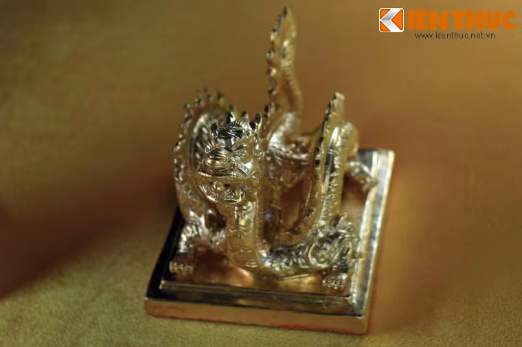 4. Núm hình rồng trên ấn Sắc Mệnh Chi Bảo. Ấn đúc bằng vàng ròng, mặt có 4 chữ triện "Sắc Mệnh Chi Bảo", được dùng để ban cấp cáo sắc cho văn võ cùng phong tặng thần và người dưới triều Nguyễn.