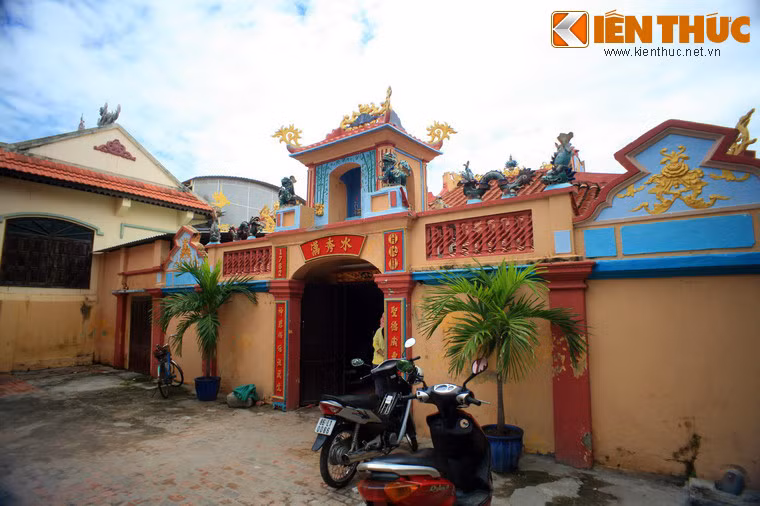 3. Tọa lạc tại đường Ngư Ông, phường Đức Thắng, TP Phan Thiết, vạn Thủy Tú là một trong những địa điểm thờ cá Ông (cá voi) nổi tiếng nhất Việt Nam. Vạn được dựng vào năm 1762 làm nơi lưu giữ và thờ cúng các bộ xương cá Ông theo tín ngưỡng ở miền biển Nam Trung Bộ.