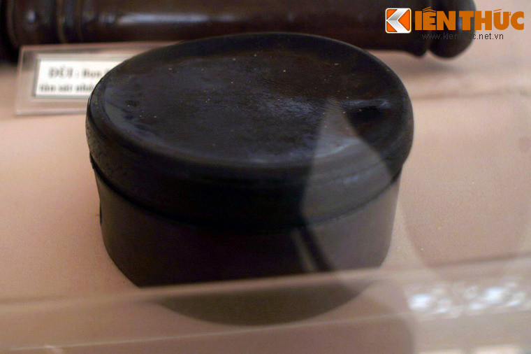 Quả mìn trống cơm quân Khmer đỏ dùng để giết hại người dân Ba Chúc. Vụ thảm sát Ba Chúc bắt đầu vào 18/4/1978, khi quân Khmer Đỏ tràn vào Ba Chúc, thẳng tay chém giết những dân thường vô tội.