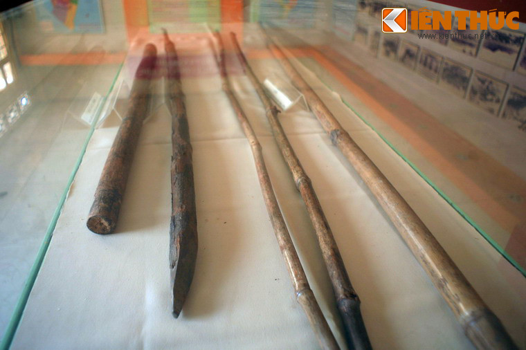 Những chiếc gậy quân Khmer đỏ dùng để đánh đập hoặc đâm xuyên cơ thể những người dân vô tội ở Ba Chúc.