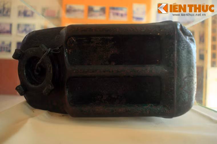 Can xăng bọn Khmer Đỏ dủng để đốt nhà ở Ba Chúc.