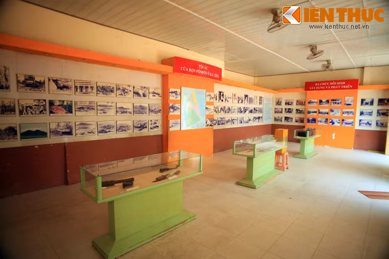 Bên trong Nhà trưng bày Chứng tích tội ác của Pol Pot ở thị trấn Ba Chúc, huyện Tri Tôn, tỉnh An Giang. Đây là nơi lưu giữ các hiện vật lịch sử về vụ thảm sát Ba Chúc, một tội ác của Pol Pot ở Việt Nam.