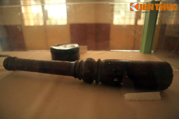 Chiếc dùi binh lính Khmer đỏ dùng để đập vỡ hộp sọ xác nạn nhân thảm sát Ba Chúc. Trong suốt 12 ngày chiếm đóng từ 18-30/4/1978, quân Khmer Đỏ đã giết chết 3.157 dân thường. Chỉ có ba người sống sót sau vụ tàn sát.