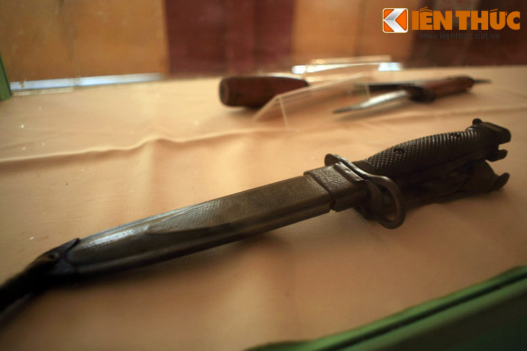 Dao găm quân Khmer Đỏ sử dụng để thực hiện tội ác. Theo ghi nhận tại hiện trường, thường dân bị chúng bắn, bị cắt họng hoặc bị đánh đập bằng gậy cho tới chết. Trẻ em bị tung bổng lên không sau đó bị chém bằng lưỡi lê. Phụ nữ bị hãm hiếp và đóng cọc vào cơ quan sinh dục cho tới chết.