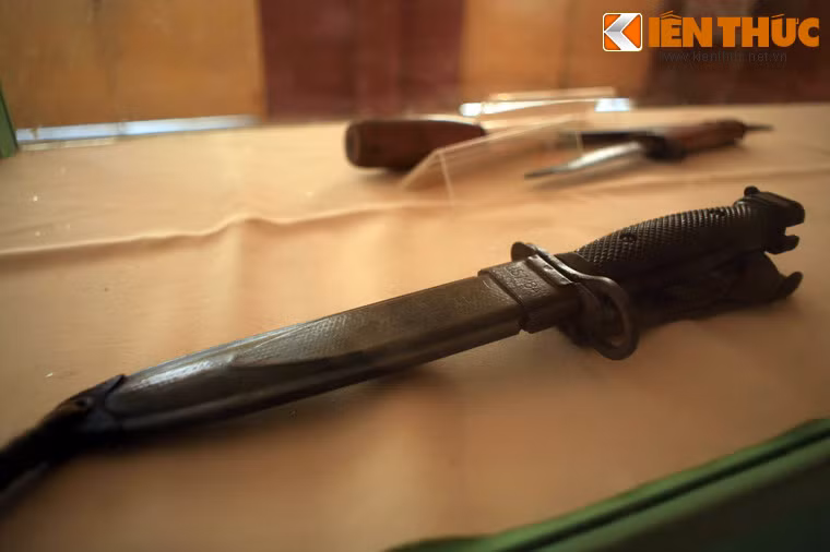 Dao găm quân Khmer Đỏ sử dụng để thực hiện tội ác. Theo ghi nhận tại hiện trường, thường dân bị chúng bắn, bị cắt họng hoặc bị đánh đập bằng gậy cho tới chết. Trẻ em bị tung bổng lên không sau đó bị chém bằng lưỡi lê. Phụ nữ bị hãm hiếp và đóng cọc vào cơ quan sinh dục cho tới chết.