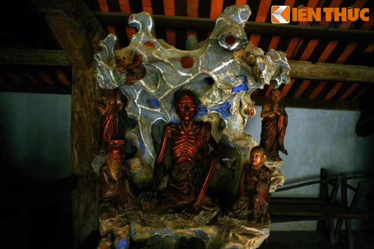 Chùa hiện có có 287 pho tượng thờ, trong đó có 174 tượng bằng đất nung sơn son thếp vàng, 107 tượng mộc và 6 tượng đồng.