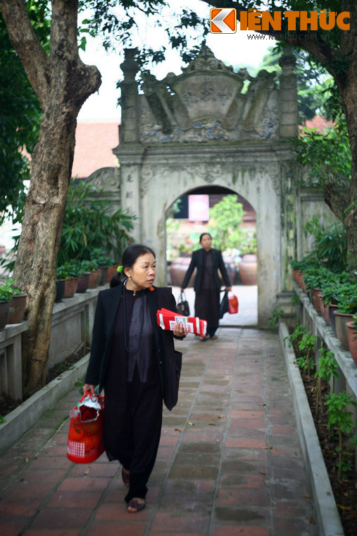 Theo truyền thuyết, chùa Mía (tên chữ là Sùng Nghiêm tự) do bà Nguyễn Thị Rong, vợ chúa Trịnh Tráng (1623-1657), còn được gọi là Bà Chúa Mía cho xây dựng. Tuy vậy, theo văn bia còn giữ lại thì chùa được lập từ năm 1621, đến năm 1632 được trùng tu, quy mô mở rộng khá nhiều.