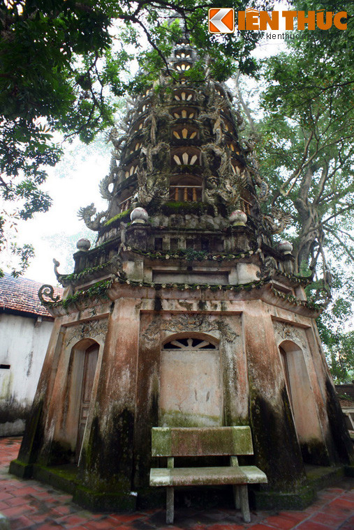 Gần ngọn đa già là tòa bảo tháp cửu phẩm Liên hoa, được xây dựng để thờ vọng Xá lợi Phật. Đây cũng là ngọn Tháp bút, Kính thiên, được coi là trấn giữ cho mạch âm của làng quê được an lành và phát triển.