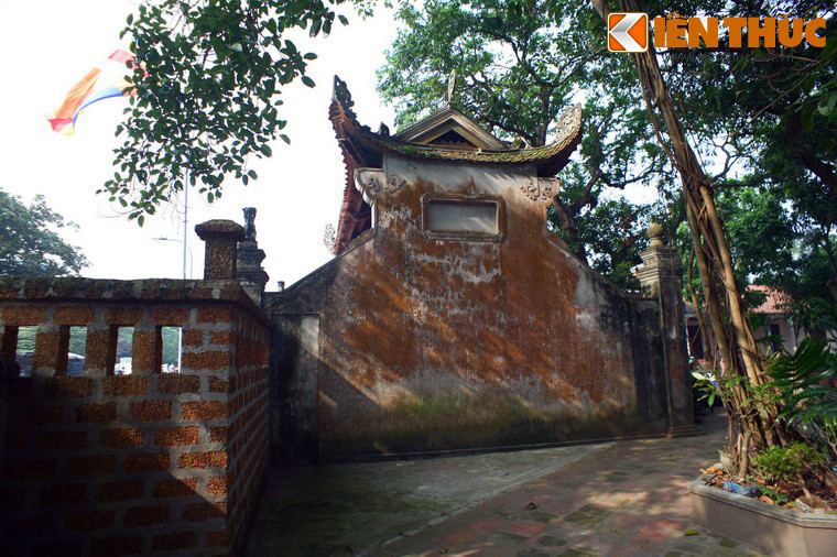 Đã về làng cổ Đường Lâm (xã Đường Lâm, huyện Ba Vì, Hà Nội), hẳn sẽ không có du khách nào lại không ghé thăm chùa Mía, một ngôi chùa cổ nổi tiếng của làng Đường Lâm cũng như cả xứ Đoài.