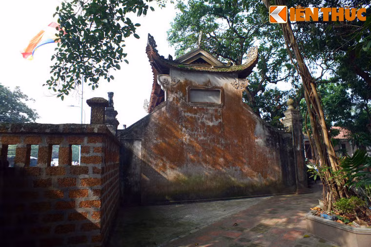 Đã về làng cổ Đường Lâm (xã Đường Lâm, huyện Ba Vì, Hà Nội), hẳn sẽ không có du khách nào lại không ghé thăm chùa Mía, một ngôi chùa cổ nổi tiếng của làng Đường Lâm cũng như cả xứ Đoài.