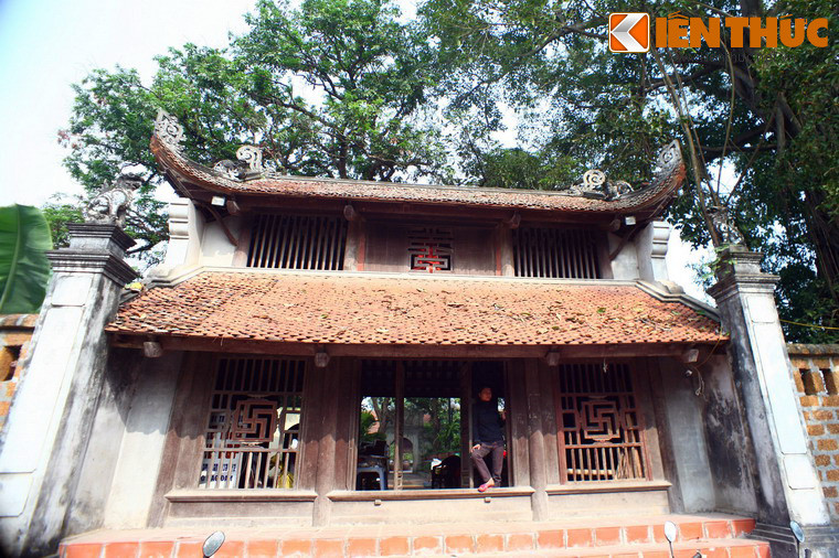 Công trình ngoài cùng của chùa là cổng tam quan, được xây dưới dạng một ngôi nhà 3 gian làm theo kiểu chồng diêm 2 tầng 8 mái.