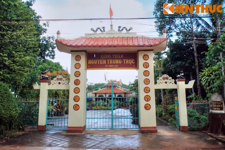 Tại cổng tam quan, nổi bật là hai câu đối bằng chữ quốc ngữ đắp nổi chữ vàng trên nền tròn đỏ, là hai câu trong bài thơ điếu của danh sĩ Huỳnh Mẫn Đạt, nêu bật hai chiến công oanh liệt của Nguyễn Trung Trực: “Hỏa hồng Nhật Tảo oanh thiên địa; Kiếm bạc Kiên Giang khấp quỷ thần”.