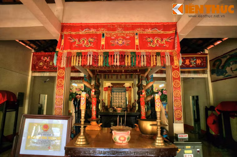 Tại chính điện, lần lượt từ ngoài vào trong có các ban thờ Chánh soái Đại càn, ban thờ 30 vị anh hùng dân tộc, long đình cùng di ảnh (ảnh nhỏ) Nguyễn Trung Trực, ban thờ di ảnh (ảnh lớn) Nguyễn Trung Trực, ban thờ Chư vị, ban thờ Chư vị hội đồng trăm quan cựu thần và Cửu huyền thất tổ.
