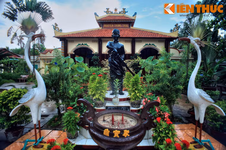 Ngôi đền được xây tại nơi ông bị bắt trong cuộc chiến cuối cùng. Theo giai thoại, khi bị quân Pháp bao vây ở khu vực Gành Dầu năm 1868, để bảo toàn lực lượng nghĩa quân và lòng hiếu với mẹ (Pháp đã bắt mẹ của ông để uy hiếp), Nguyễn Trung Trực tự ra nộp và đã bị đưa về giam ở Sài Gòn.