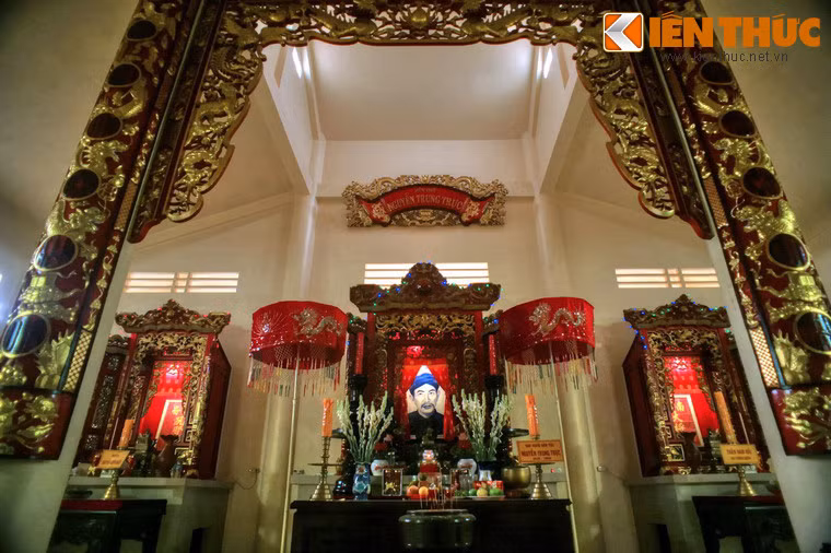 Tại gian cuối ngôi đền có 3 ngai thờ chính: Ngai chính giữa thờ Nguyễn Trung Trực, phía trên bệ có bức hoành phi ghi bốn chữ “Anh Khí Như Hồng”, ca ngợi tiết khí hào hùng của Nguyễn Trung Trực sáng như “cầu vồng bảy sắc”.