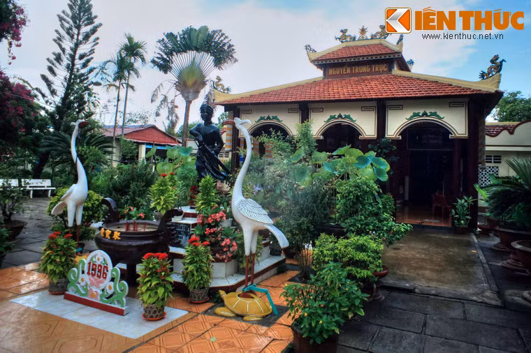 Đền có kiến trúc theo lối chữ “tam” gồm một chính điện rộng rãi cùng hai dãy Tây lang và Đông lang.