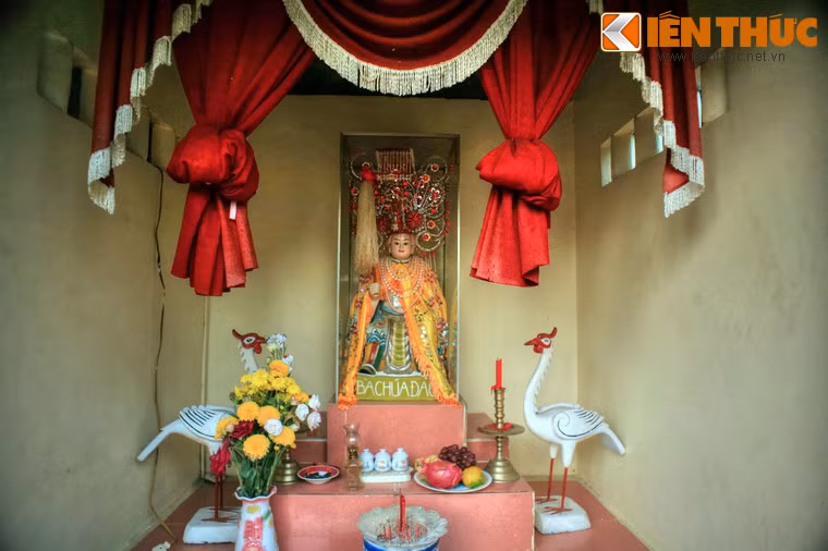 Không dừng lại ở nghĩa cử tôn vinh anh hùng liệt sĩ, đình thần Nguyễn Trung Trực còn mang màu sắc tín ngưỡng dân gian trong sinh hoạt thường ngày của cư dân địa phương. Hàng ngày có khá nhiều người đến đây lễ bái, cầu xin bình an, học hành tấn tới, thi cử thành đạt, làm ăn phát tài…