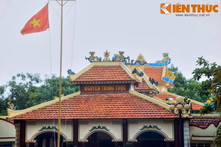 Để tỏ lòng kính ngưỡng Nguyễn Trung Trực, nhân dân Phú Quốc đã lập đền thờ ông. Do được thường xuyên chăm sóc và nâng cấp, sửa chữa, đình thần Nguyễn Trung Trực tại Gành Dầu tuy giản dị nhưng vẫn rất khang trang với nét kiến trúc truyền thống của đình, đền Việt Nam xưa.