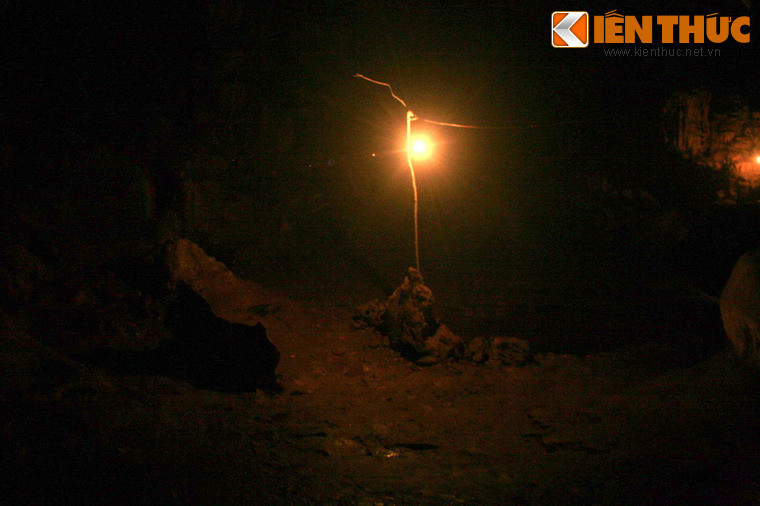 Tuy vậy, lối này đã bị bít lại vì đường xuống quá nguy hiểm.