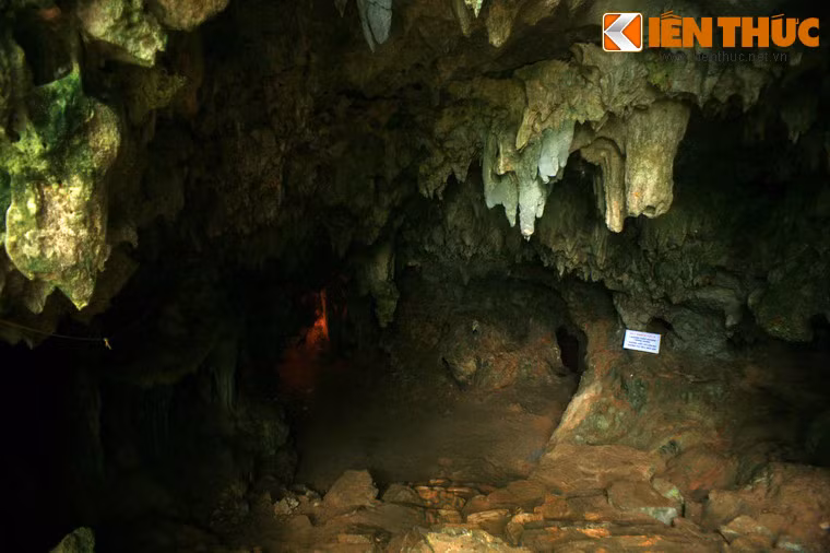 Cửa động Đăng rộng chừng 10-15 m, bước chân vào trong nền động rộng, đường dễ đi.
