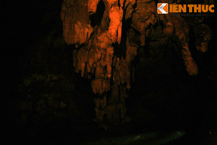 Trong động có nhiều nhũ đá hình dạng kỳ thú, rủ xuống từ vòm động hay “mọc” ra từ vách động.