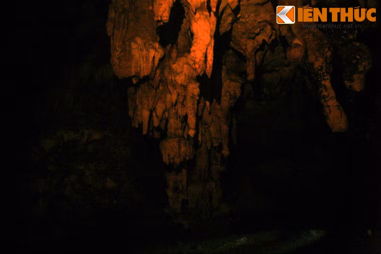 Trong động có nhiều nhũ đá hình dạng kỳ thú, rủ xuống từ vòm động hay “mọc” ra từ vách động.