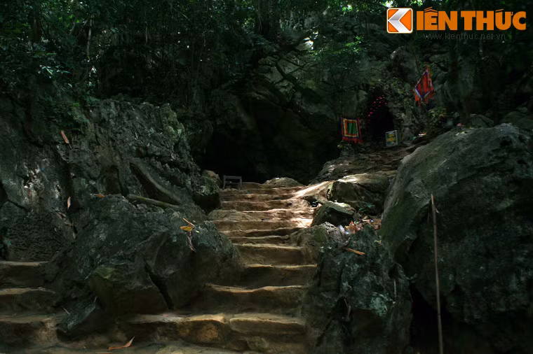 Trong một thời gian dài, cửa động bị cây cối che phủ, người dân không dám vào vì sợ thú dữ và mắc các bệnh lạ. Khi suối cá thần Cẩm Lương được quy hoạch thành khu du lịch, động đã được khảo sát, đưa điện vào để phục vụ khách tham quan.