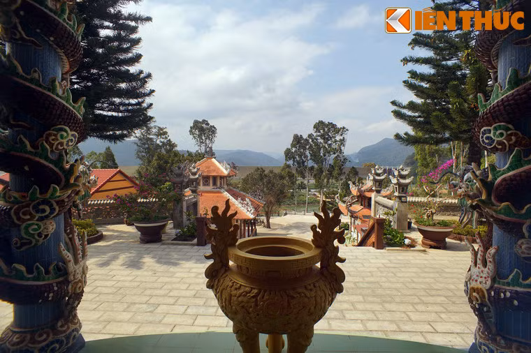 Chùa còn có tên là chùa Bà Xám (tức bà Huỳnh Thị Lan, vợ một người Pháp), được xây dựng vào năm 1925.