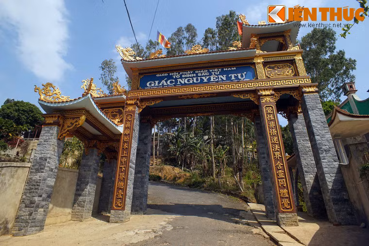 Cổng chùa nằm ở chân đồi, sát quốc lộ 20, được trang hoàng rực rỡ.