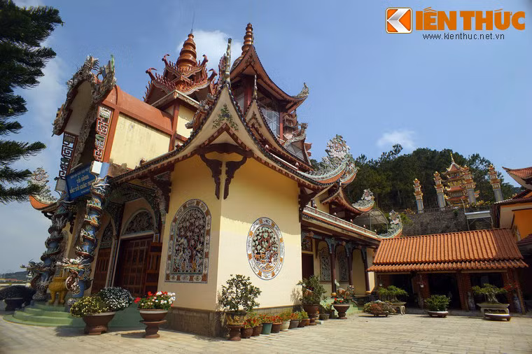 Nằm trên một ngọn đồi ở thôn Đường Mới, xã Lạc Nghiệp, huyện Đơn Dương, tỉnh Lâm Đồng, chùa Giác Nguyên là một ngôi chùa cổ nổi tiếng với cảnh quan đẹp và kiến trúc độc đáo gần thành phố Đà Lạt.