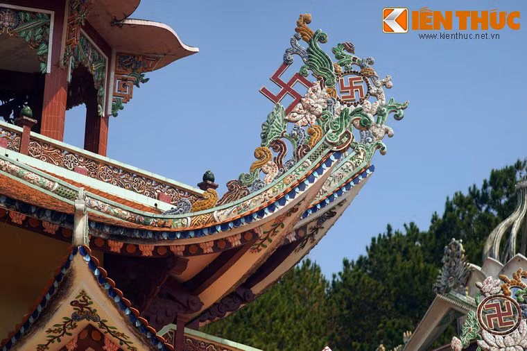 Các đầu đao, nóc mái, ô cửa được trang trí bằng các mảnh sành sứ rất kỳ công.