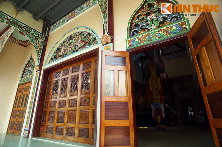 Nhìn chung, các công trình trong khuôn viên chùa Giác Nguyên gây ấn tượng mạnh với sự trang trí rất công phu, tỉ mỉ.