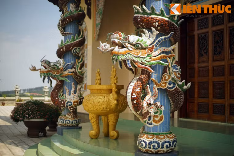 Những cây cột ở trước chính điện có hình rồng cuốn quanh rất đẹp.