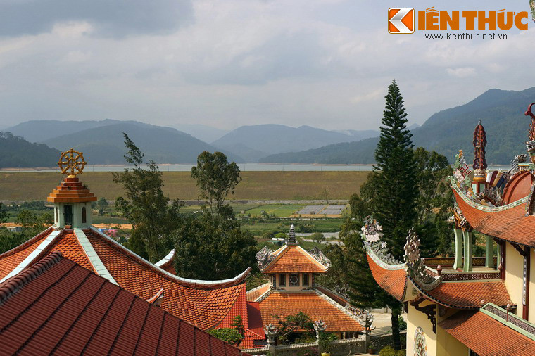 Bên cạnh kiến trúc đặc sắc, chùa Giác Nguyên còn nằm ở một vị thế đẹp, nhìn ra hồ thủy điện Đa Nhim với khung cảnh hữu tình.