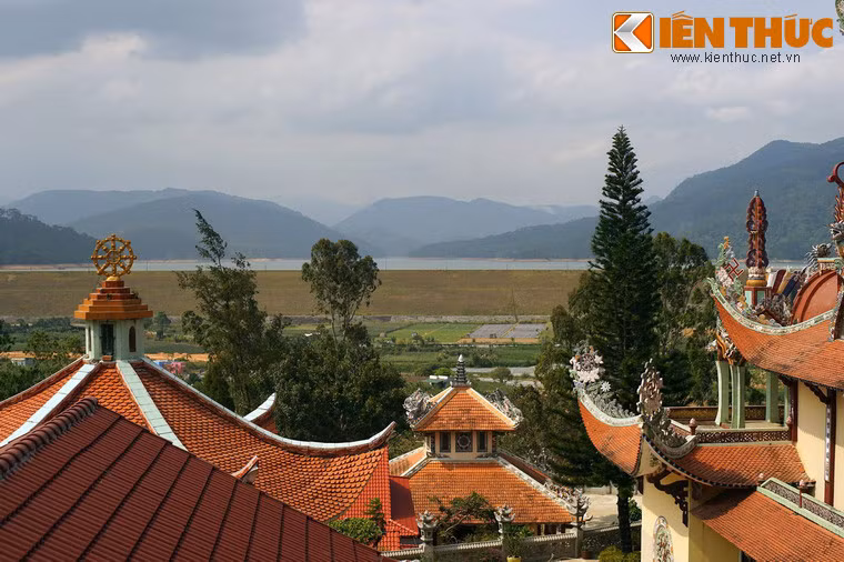 Bên cạnh kiến trúc đặc sắc, chùa Giác Nguyên còn nằm ở một vị thế đẹp, nhìn ra hồ thủy điện Đa Nhim với khung cảnh hữu tình.