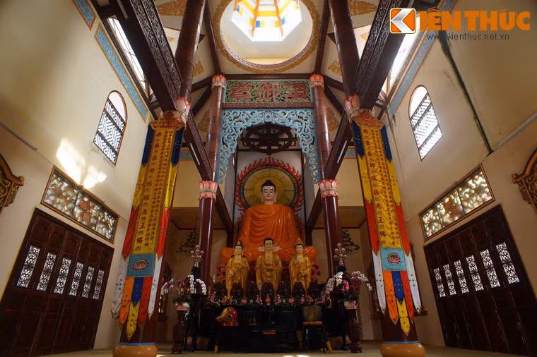 Không gian bên trong chính điện có tượng Đức Phật ở trung tâm, xung quanh là tượng Tam thánh tây phương, tượng Phật Đản Sanh, tượng Địa Tạng, Tiêu Diện, Hộ Pháp, Chuẩn Đề… Nhiều tượng làm bằng gỗ tuổi đời trên dưới một thế kỷ.