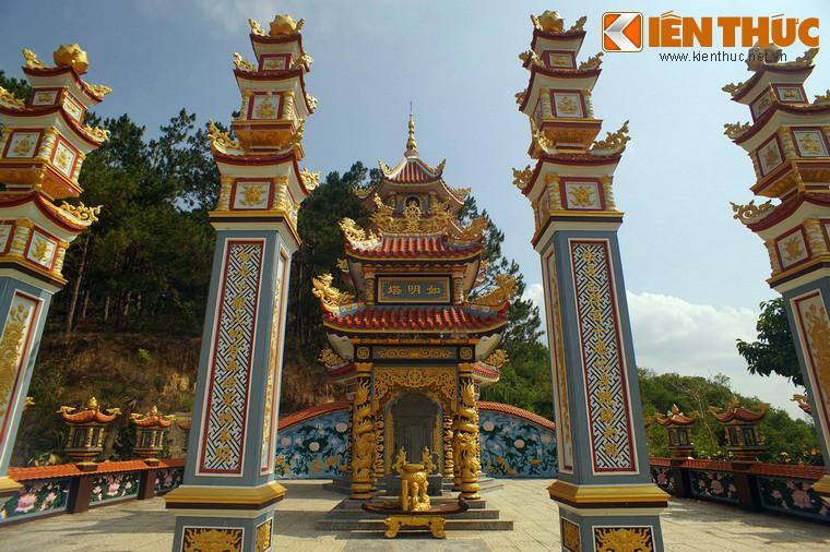 Bên phải là khu tháp mộ.