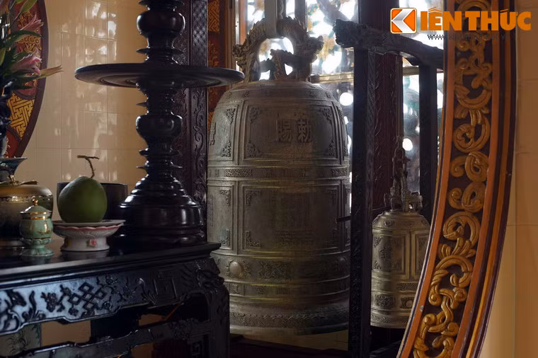 Đại hồng chung của chùa Giác Nguyên đặt ở một bên chính điện.