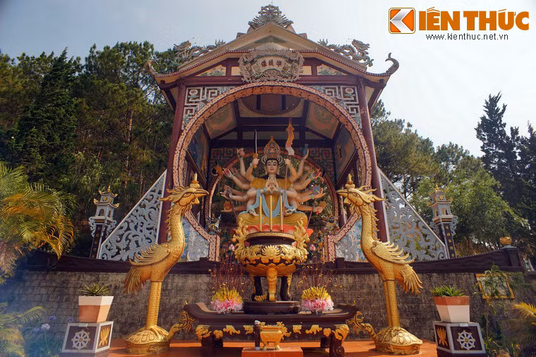 Trên sườn đồi sau chính điện, chếch về bên trái có điện thờ ngài Chuẩn Đề với bức tượng cao 6,5 m đúc bằng bê tông, phía trước có hai hạc chầu cao 3m.