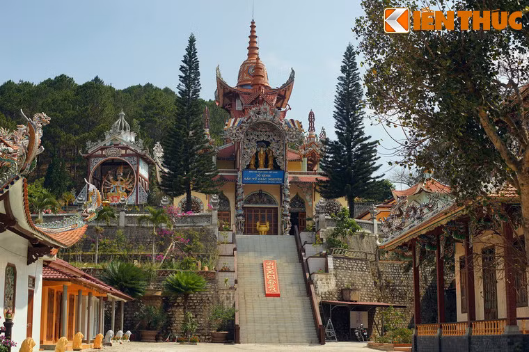 Chính điện của chùa Giác Nguyên nằm trên một triền đồi cao hơn, được dẫn lên bằng hàng chục bậc cấp.