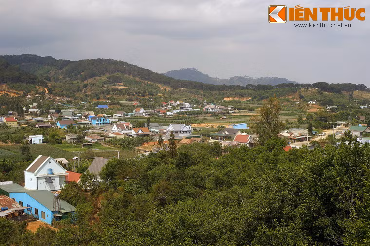 Từ sân chùa, du khách cũng có thể ngắm nhìn khung cảnh yên bình của thị trấn Đơn Dương với những nếp nhà nhỏ nằm giữa màu xanh của đồi núi, vườn tược… Mời quý độc giả xem video: Đi tìm Tết Việt. Nguồn: VTC14.