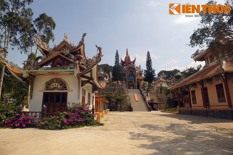 Đi lên một con dốc cao thoai thoải sẽ đến một khoảnh sân rộng thoáng đãng, hai bên có các điện thờ nhỏ.