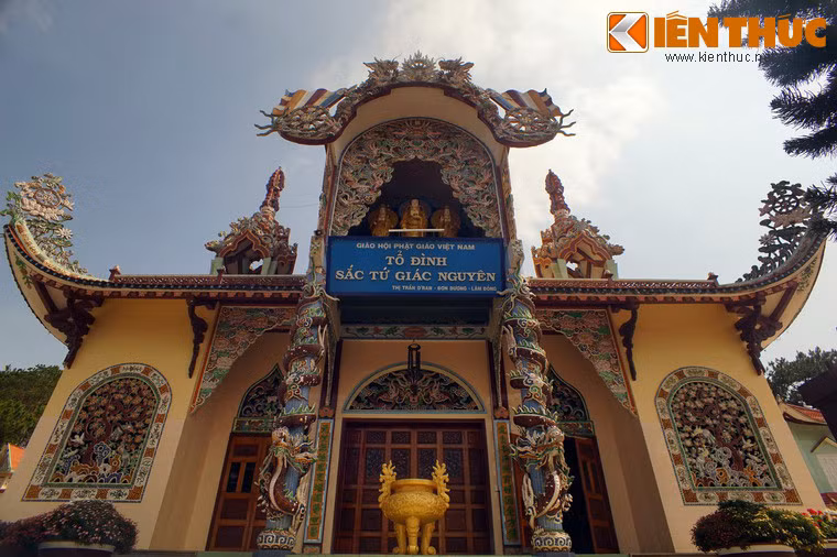 Tòa chính điện gây choáng ngợp với dáng vẻ bề thế, uy nghiêm.