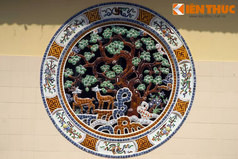 Các họa tiết trang trí chủ yếu là hình hoa sen, cúc cách điệu, rồng, lân, hoa lá và cảnh thiên nhiên.